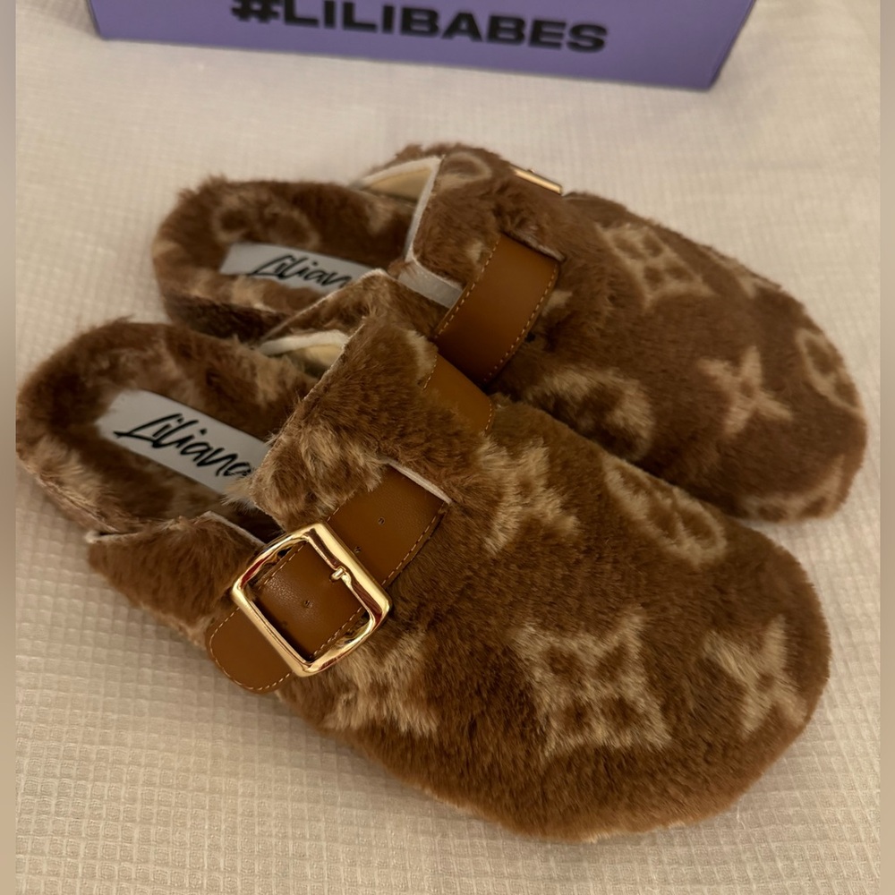 NEW/NEVER WORN Designer Dupe Clogs-size 7